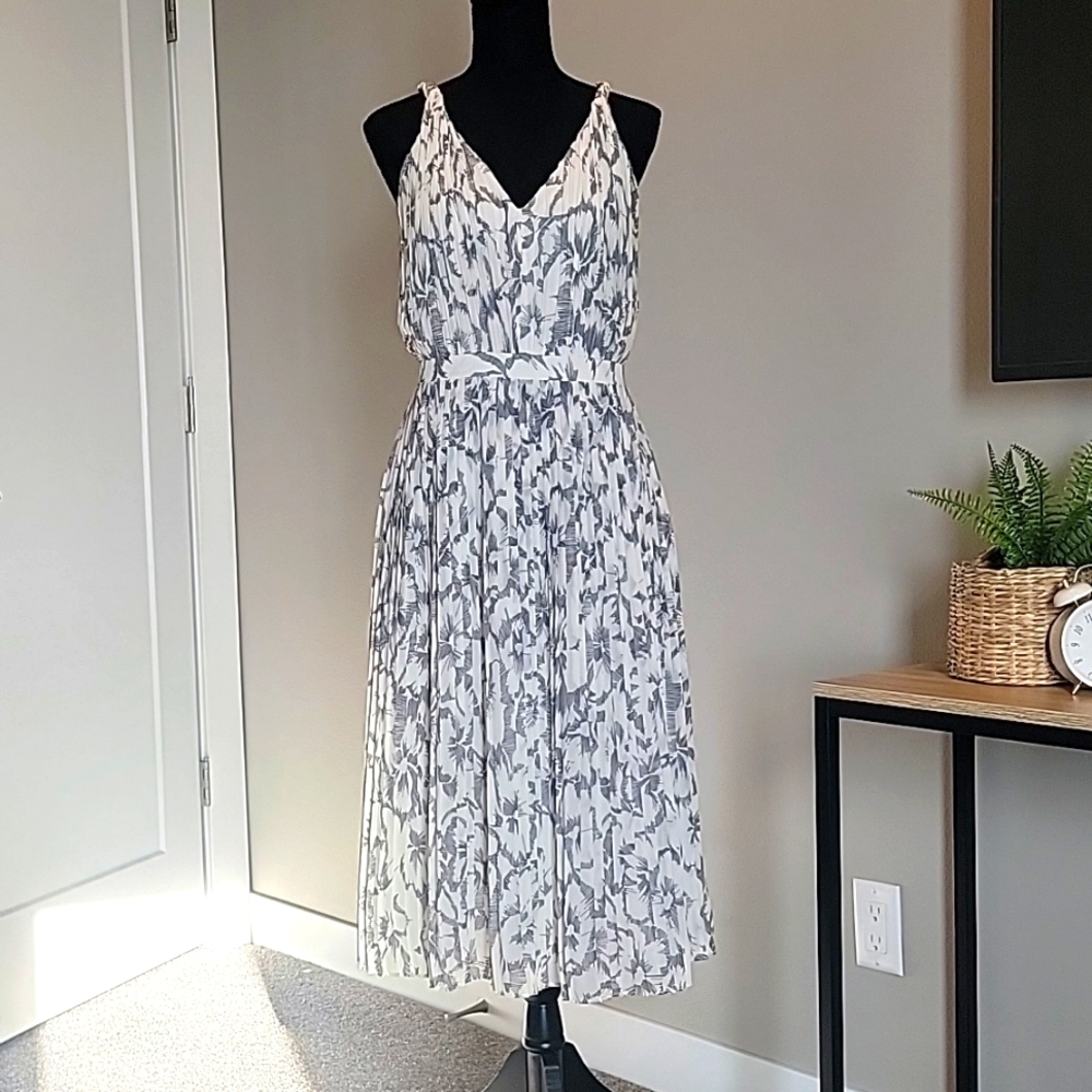 Banana Republic size 4, pleated dress